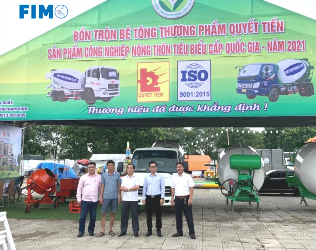 chup-cung-dai-dien-cong-ty-quyet-tien